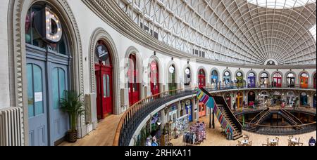 ÉCHANGE DE MAÏS, LEEDS, ROYAUME-UNI - 14 AOÛT 2023. Un intérieur d'architecture colorée de l'historique Leeds Corn Exchange avec des rangées de petits retai indépendants Banque D'Images