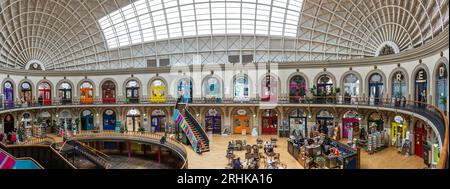 ÉCHANGE DE MAÏS, LEEDS, ROYAUME-UNI - 14 AOÛT 2023. Une architecture panoramique intérieure de l'historique Leeds Corn Exchange avec des rangées de petits commerces indépendants Banque D'Images