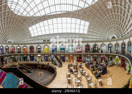 ÉCHANGE DE MAÏS, LEEDS, ROYAUME-UNI - 14 AOÛT 2023. Une vue à grand angle de l'intérieur de l'historique Leeds Corn Exchange qui est maintenant un marché pour sm Banque D'Images