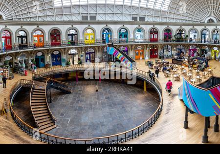 ÉCHANGE DE MAÏS, LEEDS, ROYAUME-UNI - 14 AOÛT 2023. Une vue à grand angle de l'intérieur de l'historique Leeds Corn Exchange qui est maintenant un marché pour sm Banque D'Images