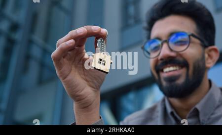 Homme arabe souriant homme d'affaires homme d'affaires agent immobilier courtier d'affaires tenir un tas de clés immeuble de bureaux de location dans la ville propriétaire d'appartement masculin vendant neuf Banque D'Images