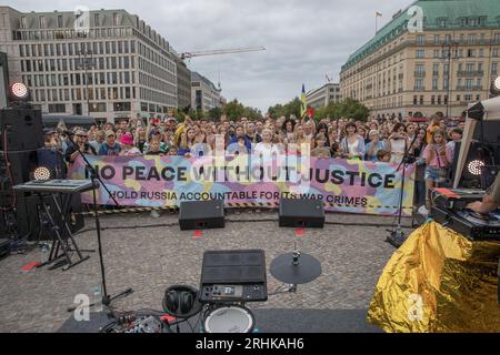 17 août 2023, Berlin, Allemagne : le 17 août 2023, la porte de Brandebourg, symbole d'unité et de paix, est devenue la toile de fond d'une puissante manifestation de solidarité et de résistance. Les pionniers du hip-hop ukrainien, TNMK (Tanok na Maidani Kongo), sont montés sur scène dans un concert de charité qui a été autant une extravagance musicale qu’une déclaration politique. La soirée a été chargée d'émotion alors que les Ukrainiens se rassemblaient, beaucoup brandissant des drapeaux ukrainiens, pour soutenir la cause de la liberté de l'Ukraine. L'air était épais de chants de ''la Russie est un État terroriste'', un sentiment que beaucoup de participants ont fait écho. Un massif Banque D'Images