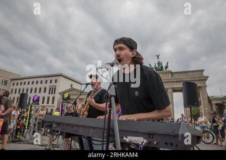 17 août 2023, Berlin, Allemagne : le 17 août 2023, la porte de Brandebourg, symbole d'unité et de paix, est devenue la toile de fond d'une puissante manifestation de solidarité et de résistance. Les pionniers du hip-hop ukrainien, TNMK (Tanok na Maidani Kongo), sont montés sur scène dans un concert de charité qui a été autant une extravagance musicale qu’une déclaration politique. La soirée a été chargée d'émotion alors que les Ukrainiens se rassemblaient, beaucoup brandissant des drapeaux ukrainiens, pour soutenir la cause de la liberté de l'Ukraine. L'air était épais de chants de ''la Russie est un État terroriste'', un sentiment que beaucoup de participants ont fait écho. Un massif Banque D'Images