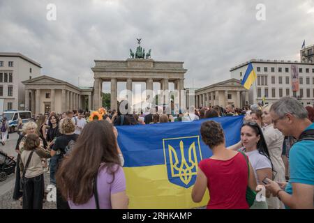 17 août 2023, Berlin, Allemagne : le 17 août 2023, la porte de Brandebourg, symbole d'unité et de paix, est devenue la toile de fond d'une puissante manifestation de solidarité et de résistance. Les pionniers du hip-hop ukrainien, TNMK (Tanok na Maidani Kongo), sont montés sur scène dans un concert de charité qui a été autant une extravagance musicale qu’une déclaration politique. La soirée a été chargée d'émotion alors que les Ukrainiens se rassemblaient, beaucoup brandissant des drapeaux ukrainiens, pour soutenir la cause de la liberté de l'Ukraine. L'air était épais de chants de ''la Russie est un État terroriste'', un sentiment que beaucoup de participants ont fait écho. Un massif Banque D'Images