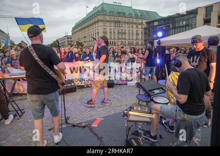 17 août 2023, Berlin, Allemagne : le 17 août 2023, la porte de Brandebourg, symbole d'unité et de paix, est devenue la toile de fond d'une puissante manifestation de solidarité et de résistance. Les pionniers du hip-hop ukrainien, TNMK (Tanok na Maidani Kongo), sont montés sur scène dans un concert de charité qui a été autant une extravagance musicale qu’une déclaration politique. La soirée a été chargée d'émotion alors que les Ukrainiens se rassemblaient, beaucoup brandissant des drapeaux ukrainiens, pour soutenir la cause de la liberté de l'Ukraine. L'air était épais de chants de ''la Russie est un État terroriste'', un sentiment que beaucoup de participants ont fait écho. Un massif Banque D'Images