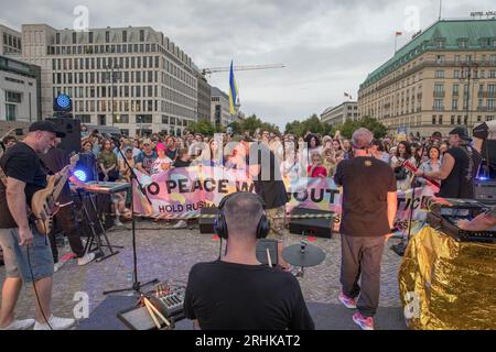 17 août 2023, Berlin, Allemagne : le 17 août 2023, la porte de Brandebourg, symbole d'unité et de paix, est devenue la toile de fond d'une puissante manifestation de solidarité et de résistance. Les pionniers du hip-hop ukrainien, TNMK (Tanok na Maidani Kongo), sont montés sur scène dans un concert de charité qui a été autant une extravagance musicale qu’une déclaration politique. La soirée a été chargée d'émotion alors que les Ukrainiens se rassemblaient, beaucoup brandissant des drapeaux ukrainiens, pour soutenir la cause de la liberté de l'Ukraine. L'air était épais de chants de ''la Russie est un État terroriste'', un sentiment que beaucoup de participants ont fait écho. Un massif Banque D'Images