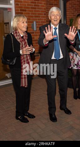 FICHIER PICS. 17 août 2023. Il a été annoncé aujourd'hui que l'ancien animateur de télévision, Sir Michael Parkinson, est malheureusement décédé. Maidenhead, Berkshire, Royaume-Uni. 14 décembre 2018. Sir Michael Parkinson patron du Alexander Devine Children's Hospice Service à l'ouverture de l'Hospice à Maidenhead avec son épouse Mary. Crédit : Maureen McLean/Alamy Banque D'Images