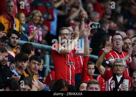 Supporters de Derry City lors de la troisième qualification de l'UEFA Europa Conference League, deuxième match à Tallaght Stadum, Dublin. Date de la photo : jeudi 17 août 2023. Banque D'Images