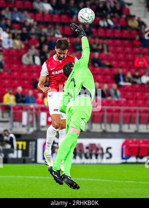 ALKMAAR - 17/08/2023, (lr) Pantelis Hatzidiakos de l'AZ Alkmaar, gardien du FC Santa Coloma Antonio Gomes lors du troisième tour de qualification de l'UEFA Conference League entre l'AZ et le FC Santa Coloma au stade AFAS le 17 août 2023 à Alkmaar, pays-Bas. ANP ED VAN DER POL Banque D'Images