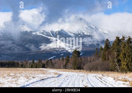 Piste de cross-country en hiver sous Lomnicky Stit, deuxième plus haut sommet des Hautes Tatras, Slovaquie. Banque D'Images