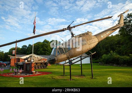 Vietnam ère UH-1 Huey hélicoptère dans le cadre du mémorial pour les vétérans de toutes les guerres à la Légion américaine, Post 257, Stoystown, PA 15563 Banque D'Images