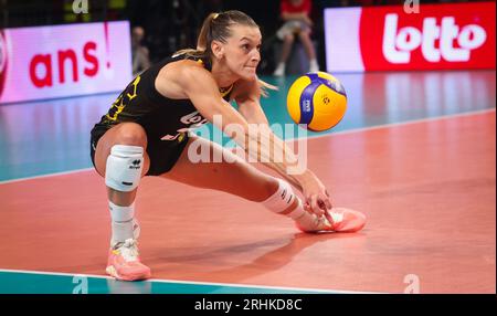 Gand, Belgique. 17 août 2023. La Belge Britt Herbots photographiée en action lors d'un match de volleyball entre la Hongrie et l'équipe nationale belge féminine de volleyball les Tigres jaunes dans la phase de groupes des Championnats d'Europe féminins 2023, jeudi 17 août 2023 à Gand. Les Championnats d'Europe féminins 2023 ont lieu du 15 août au 3 septembre. BELGA PHOTO VIRGINIE LEFOUR crédit : Belga News Agency/Alamy Live News Banque D'Images