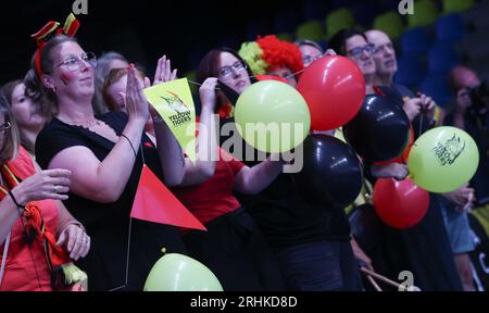 Gand, Belgique. 17 août 2023. Supporters et supporters belges photographiés lors d'un match de volleyball entre la Hongrie et l'équipe nationale belge féminine de volleyball Tigres jaunes dans la phase de groupes des Championnats d'Europe féminins 2023, jeudi 17 août 2023 à Gand. Les Championnats d'Europe féminins 2023 ont lieu du 15 août au 3 septembre. BELGA PHOTO VIRGINIE LEFOUR crédit : Belga News Agency/Alamy Live News Banque D'Images