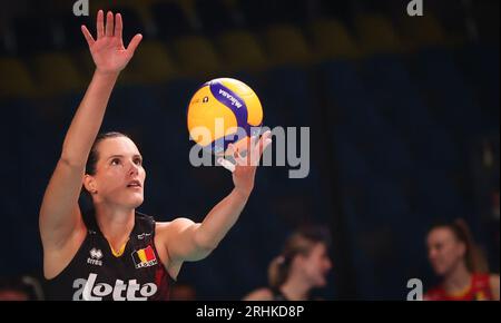 Gand, Belgique. 17 août 2023. La Belge Nathalie Lemmens photographiée en action lors d'un match de volleyball entre la Hongrie et l'équipe nationale belge féminine de volleyball des Tigres jaunes dans la phase de groupes des Championnats d'Europe féminins 2023, jeudi 17 août 2023 à Gand. Les Championnats d'Europe féminins 2023 ont lieu du 15 août au 3 septembre. BELGA PHOTO VIRGINIE LEFOUR crédit : Belga News Agency/Alamy Live News Banque D'Images
