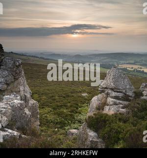 Affleurements de quartzite et vues brumeuses depuis la réserve naturelle nationale de Stiperstones, Shropshire, Angleterre, Royaume-Uni Banque D'Images