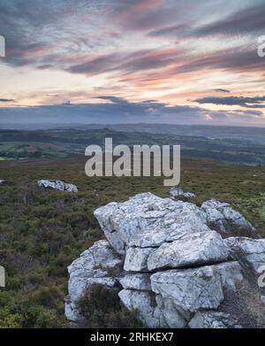 Affleurements de quartzite et vues brumeuses depuis la réserve naturelle nationale de Stiperstones, Shropshire, Angleterre, Royaume-Uni Banque D'Images