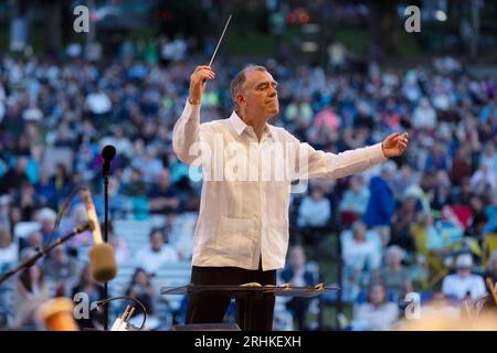 Christopher Wilkins dirige le Boston Landmarks Orchestra au Hatch Shell sur l'Esplanade Boston Massachusetts Banque D'Images