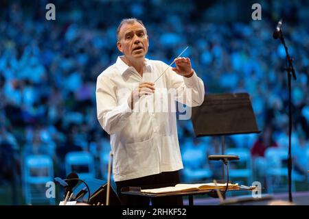 Christopher Wilkins dirige le Boston Landmarks Orchestra au Hatch Shell sur l'Esplanade Boston Massachusetts Banque D'Images