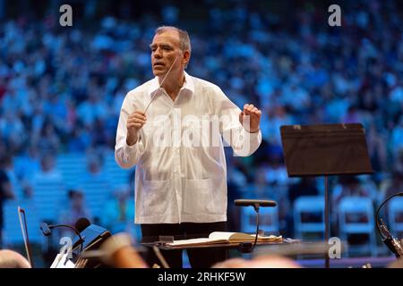 Christopher Wilkins dirige le Boston Landmarks Orchestra au Hatch Shell sur l'Esplanade Boston Massachusetts Banque D'Images