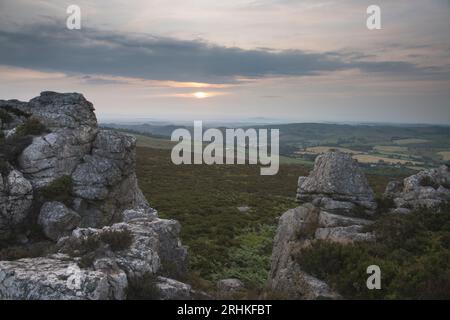 Affleurements de quartzite et vues brumeuses depuis la réserve naturelle nationale de Stiperstones, Shropshire, Angleterre, Royaume-Uni Banque D'Images