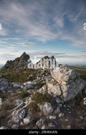 Affleurements de quartzite et vues brumeuses depuis la réserve naturelle nationale de Stiperstones, Shropshire, Angleterre, Royaume-Uni Banque D'Images