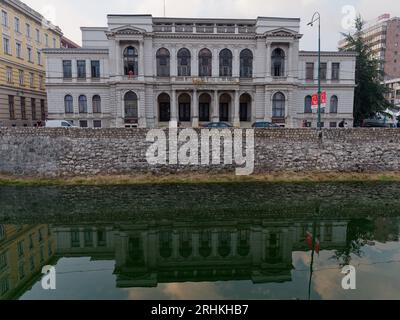 Théâtre national de Sarajevo le long des rives de la rivière Miljacka dans la ville Sarajevo, Bosnie-Herzégovine, 17 août 2023. Banque D'Images
