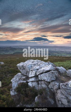 Affleurements de quartzite et vues brumeuses depuis la réserve naturelle nationale de Stiperstones, Shropshire, Angleterre, Royaume-Uni Banque D'Images