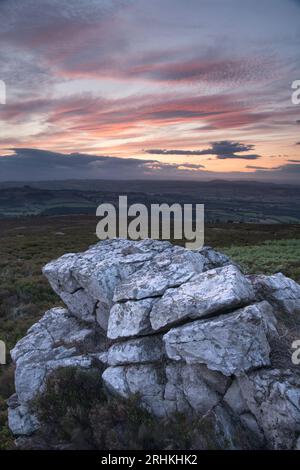 Affleurements de quartzite et vues brumeuses depuis la réserve naturelle nationale de Stiperstones, Shropshire, Angleterre, Royaume-Uni Banque D'Images