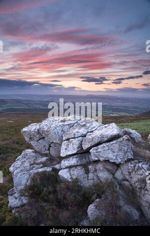 Affleurements de quartzite et vues brumeuses depuis la réserve naturelle nationale de Stiperstones, Shropshire, Angleterre, Royaume-Uni Banque D'Images