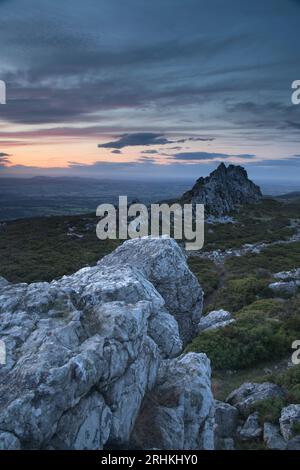 Affleurements de quartzite et vues brumeuses depuis la réserve naturelle nationale de Stiperstones, Shropshire, Angleterre, Royaume-Uni Banque D'Images