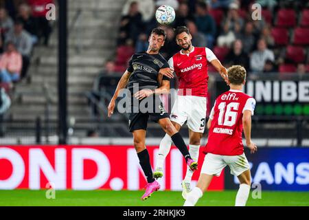 ALKMAAR - 17/08/2023, (lr) Marc Nierga du FC Santa Coloma, Pantelis Hatzidiakos de l'AZ Alkmaar dans le troisième tour de qualification de l'UEFA Conference League entre l'AZ et le FC Santa Coloma au stade AFAS le 17 août 2023 à Alkmaar, pays-Bas. ANP ED VAN DER POL Banque D'Images