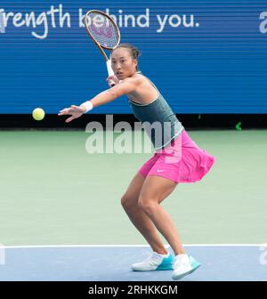 16 août 2023 : Qinwen Zheng (CHN) bat venus Williams (USA) 1-6, 6-2, 6-1, à l'Open de Western & Southern au Lindner Family tennis Center à Mason, Ohio/USA © Leslie Billman/Tennisclix/Cal Sport Media (image de crédit : © Leslie Billman/Cal Sport Media) Banque D'Images