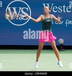 16 août 2023 : Qinwen Zheng (CHN) bat venus Williams (USA) 1-6, 6-2, 6-1, à l'Open de Western & Southern au Lindner Family tennis Center à Mason, Ohio/USA © Leslie Billman/Tennisclix/Cal Sport Media (image de crédit : © Leslie Billman/Cal Sport Media) Banque D'Images