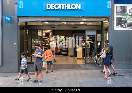Madrid, Espagne. 5 août 2023. Les clients quittent le magasin français d'articles de sport Decathlon en Espagne. (Image de crédit : © Xavi Lopez/SOPA Images via ZUMA Press Wire) USAGE ÉDITORIAL SEULEMENT! Non destiné à UN USAGE commercial ! Banque D'Images
