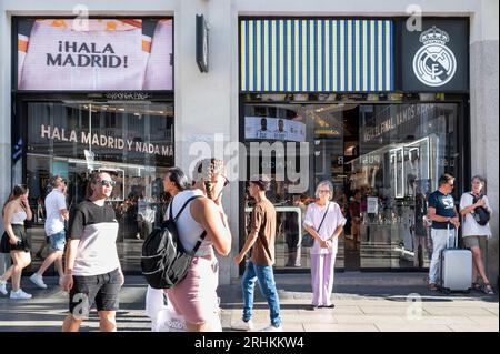Madrid, Espagne. 5 août 2023. Les acheteurs et les piétons sont vus dans le magasin officiel et le logo de l'équipe espagnole de football professionnel Real Madrid Club en Espagne. (Image de crédit : © Xavi Lopez/SOPA Images via ZUMA Press Wire) USAGE ÉDITORIAL SEULEMENT! Non destiné à UN USAGE commercial ! Banque D'Images