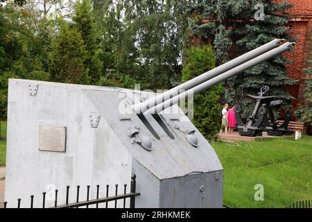 Kronstadt, Russie. 17 août 2023. Un canon d'artillerie navale est installé près de l'entrée du parc militaire patriotique de la culture et des loisirs du district militaire occidental 'Patriot' à Cronstadt, près de la ville de Saint-Pétersbourg, en Fédération de Russie. Crédit : SOPA Images Limited/Alamy Live News Banque D'Images