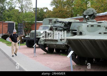 Kronstadt, Russie. 17 août 2023. Le véhicule blindé de transport de troupes, qui était précédemment utilisé par l'armée russe, est présenté au Parc militaire patriotique de la culture et des loisirs du district militaire occidental 'Patriot' à Cronstadt, près de la ville de Saint-Pétersbourg, en Fédération de Russie. Crédit : SOPA Images Limited/Alamy Live News Banque D'Images