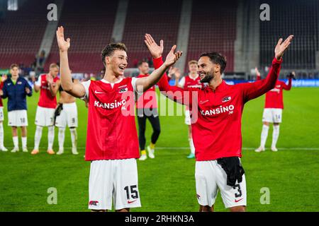 ALKMAAR - 17/08/2023, (lr) Ruben van Bommel d'AZ Alkmaar, Pantelis Hatzidiakos d'AZ Alkmaar célèbrent la victoire au troisième tour de qualification de l'UEFA Conference League entre AZ et le FC Santa Coloma au stade AFAS le 17 août 2023 à Alkmaar, aux pays-Bas. ANP ED VAN DER POL Banque D'Images