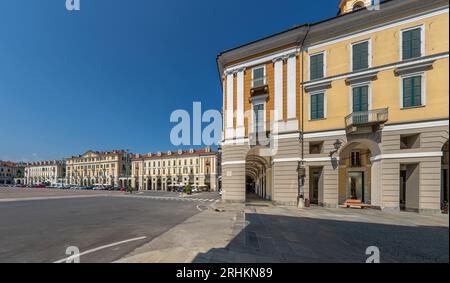 Cuneo, Piémont, Italie - 16 août 2023 : Piazza Tancredi Duccio Galimberti, place principale de Cuneo avec des bâtiments néoclassiques historiques, vu de V. Banque D'Images