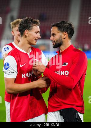 ALKMAAR - 17/08/2023, (lr) Ruben van Bommel d'AZ Alkmaar, Pantelis Hatzidiakos d'AZ Alkmaar célèbrent la victoire au troisième tour de qualification de l'UEFA Conference League entre AZ et le FC Santa Coloma au stade AFAS le 17 août 2023 à Alkmaar, aux pays-Bas. ANP ED VAN DER POL Banque D'Images