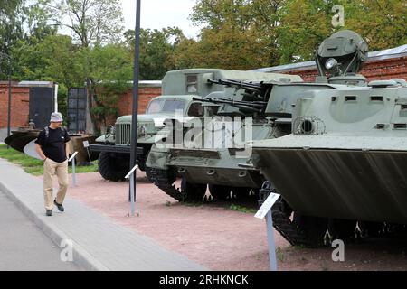 Kronstadt, Russie. 17 août 2023. Le véhicule blindé de transport de troupes, qui était précédemment utilisé par l'armée russe, est présenté au Parc militaire patriotique de la culture et des loisirs du district militaire occidental 'Patriot' à Cronstadt, près de la ville de Saint-Pétersbourg, en Fédération de Russie. (Photo Maksim Konstantinov/SOPA Images/Sipa USA) crédit : SIPA USA/Alamy Live News Banque D'Images