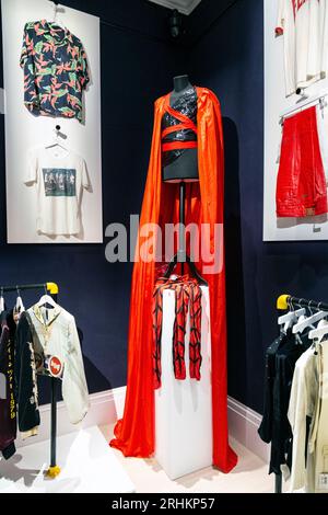 La tenue vidéo « Made in Heave » de Freddie Mercury conçue par Diana Moseley (1985) Sotheby's A World of his own exhibition, Londres, Royaume-Uni Banque D'Images