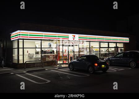 7-Eleven magasin la nuit au Japon Banque D'Images