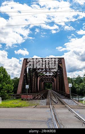 Un vieux pont ferroviaire métallique appartenant à l'Allegheny Railroad traversant la rivière Allegheny à Warren, Pennsylvanie, États-Unis par une journée ensoleillée d'été Banque D'Images