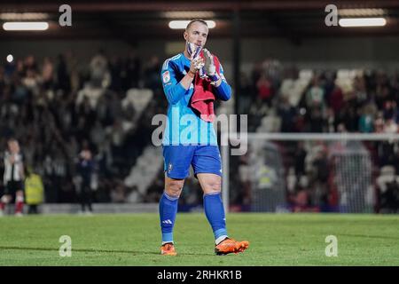 Alex Cairns (1 ans), gardien de but de Salford City, lors du match Grimsby Town vs Salford City FC Sky Bet League 2 à Blundell Park, Cleethorpes, Royaume-Uni, le 15 août 2023 Credit : Every second Media/Alamy Live News Banque D'Images