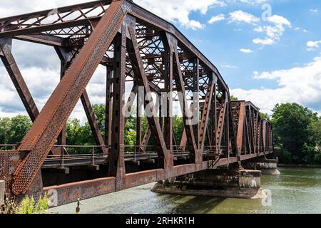 Un vieux pont ferroviaire métallique appartenant à l'Allegheny Railroad traversant la rivière Allegheny à Warren, Pennsylvanie, États-Unis par une journée ensoleillée d'été Banque D'Images