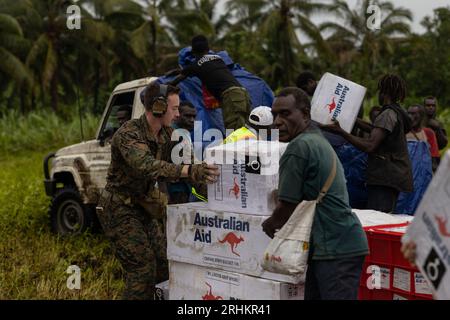 Île de Bougainville, Papouasie-Nouvelle-Guinée. 13 août 2023. Les villageois déchargent l’aide humanitaire d’un hélicoptère CH-53E Super Stallion de la Marine américaine suite aux éruptions du volcan Bagana, le 13 août 2023, sur l’île de Bougainville, en Papouasie-Nouvelle-Guinée. Crédit : Lcpl. Bridgette Rodriguez/États-Unis Marines/Alamy Live News Banque D'Images