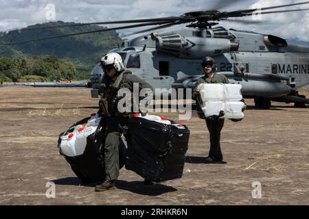 Île de Bougainville, Papouasie-Nouvelle-Guinée. 12 août 2023. Conteneurs d'eau des Marines américains provenant d'un hélicoptère CH-53E Super Stallion après les éruptions du volcan Bagana, le 12 août 2023 sur l'île de Bougainville, Papouasie-Nouvelle-Guinée. Crédit : Caporal Abigail Godinez/U.S. Marines/Alamy Live News Banque D'Images