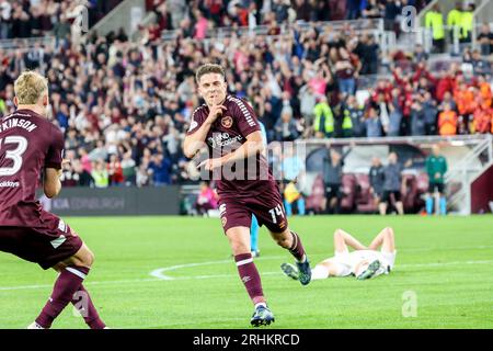 Edimbourg, Royaume-Uni. 17 août 2023. Pendant le match de l'Europa Conference League entre Hearts et Rosenberg à Tynecastle Park Hearts, Cammy Devlin célèbre le but gagnant (crédit photo : David Mollison/Alamy Live News Banque D'Images