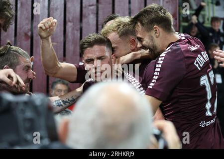 Edimbourg, Royaume-Uni. 17 août 2023. Pendant le match de l'Europa Conference League entre Hearts et Rosenberg à Tynecastle Park Hearts, Cammy Devlin célèbre le but gagnant (crédit photo : David Mollison/Alamy Live News Banque D'Images